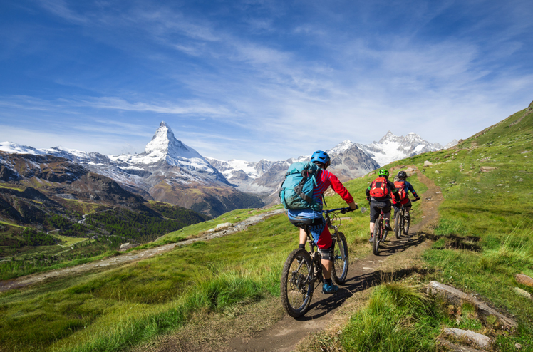 Mit dem Mountainbike vorbei am Matterhorn in den Schweizer Alpen